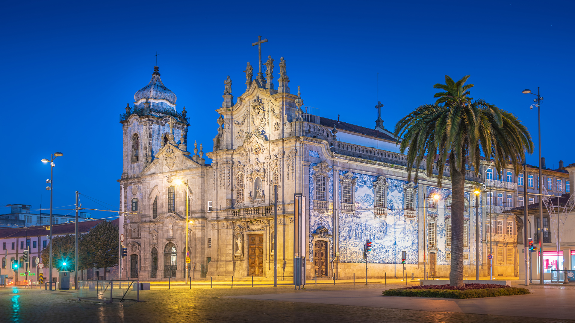 Porto Travel Guide: Carmo and Carmelitas Churches 